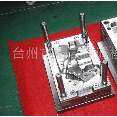 供應汽車擋泥板模具，擋泥板模具價格，擋泥板模具廠家 汽車模具